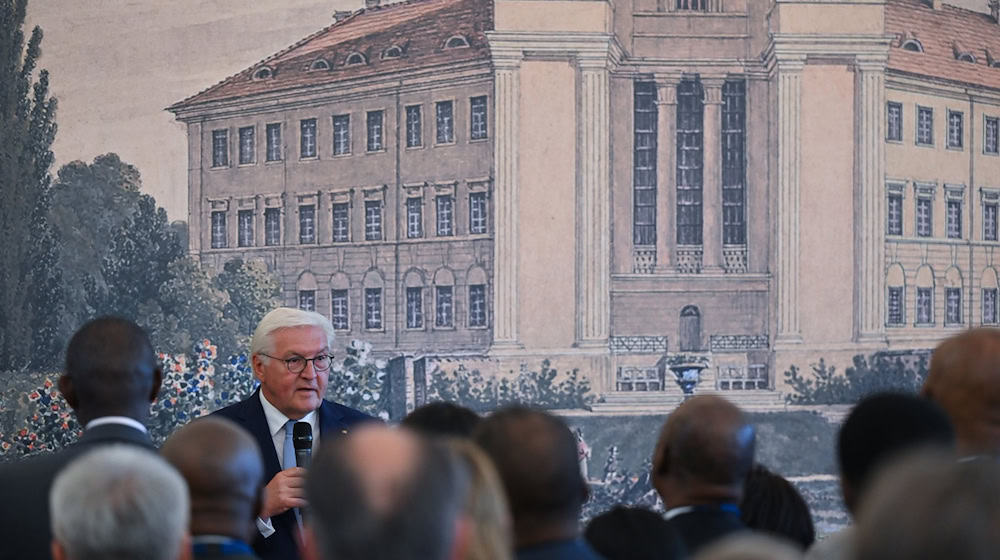 Bundespräsident Frank-Walter Steinmeier spricht bei einem Empfang am Abend im Schloss Lübbenau im Spreewald zu den Vertretern des Diplomatischen Korps. / Foto: Patrick Pleul/dpa