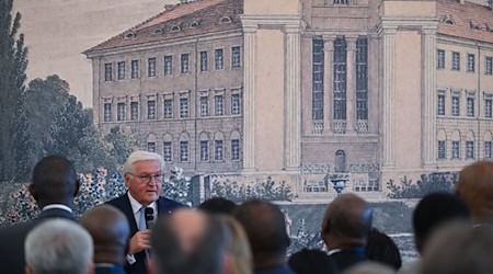 Bundespräsident Frank-Walter Steinmeier spricht bei einem Empfang am Abend im Schloss Lübbenau im Spreewald zu den Vertretern des Diplomatischen Korps. / Foto: Patrick Pleul/dpa