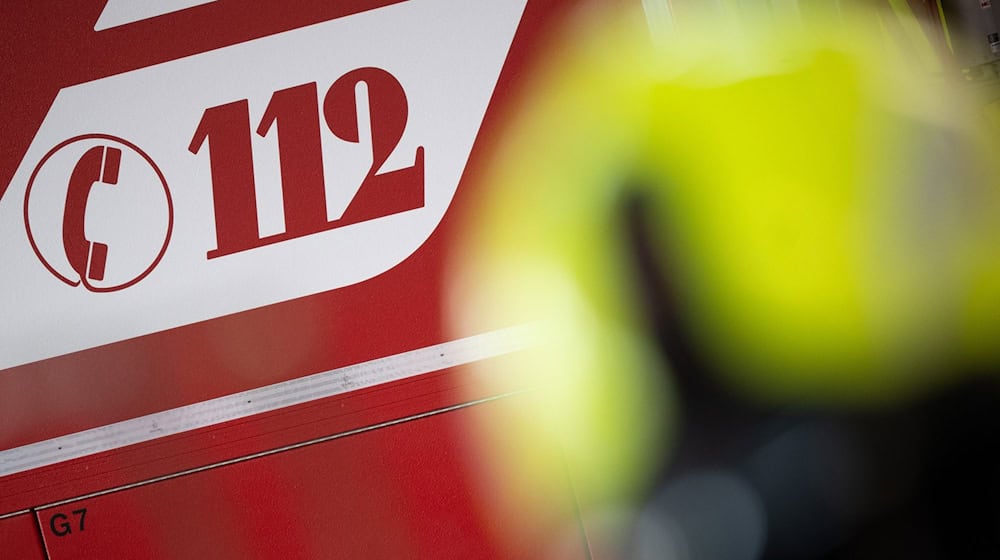 «112» steht auf einem Einsatzwagen der Feuerwehr. / Foto: Sebastian Gollnow/dpa