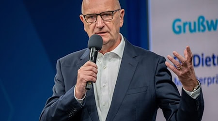 Dietmar Woidke (SPD), Ministerpräsident von Brandenburg, spricht beim Ostdeutschen Wirtschaftsforum im Theater am See. / Foto: Monika Skolimowska/dpa