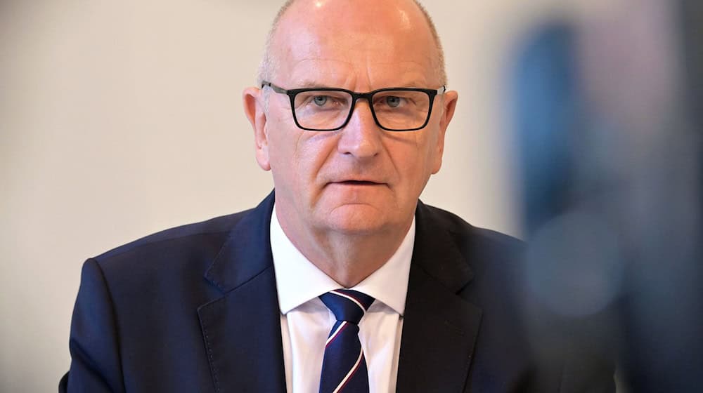 Dietmar Woidke (SPD), Ministerpräsident von Brandenburg, spricht bei einer Pressekonferenz zur Bilanz der rot-schwarz-grünen Koalition in der Brandenburger Staatskanzlei. / Foto: Michael Bahlo/dpa