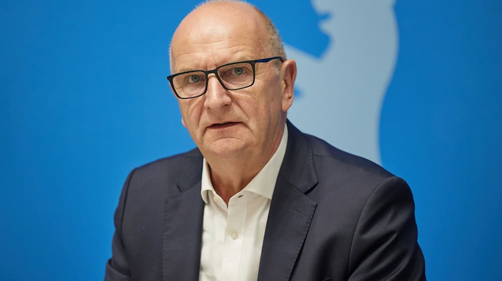 Dietmar Woidke (SPD), Ministerpräsident von Brandenburg, kommt zum Bahngipfel von Berlin und Brandenburg ins Rote Rathaus. / Foto: Joerg Carstensen/dpa