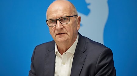 Dietmar Woidke (SPD), Ministerpräsident von Brandenburg, kommt zum Bahngipfel von Berlin und Brandenburg ins Rote Rathaus. / Foto: Joerg Carstensen/dpa