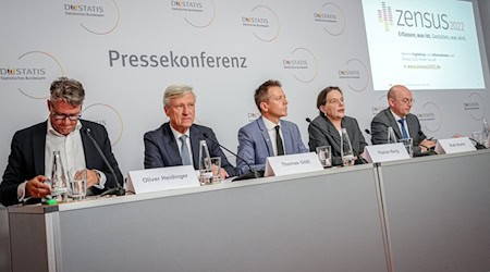 Oliver Heidinger (l-r), Thomas Gößl, Florian Burg, Ruth Brand und Stefan Dittrich geben eine Pressekonferenz zum Start der Veröffentlichung der Ergebnisse des Zensus 2022 zur Bevölkerungszahl und Wohnungen nach Energieträger der Heizung, Wohnfläche und Nettokaltmiete. / Foto: Kay Nietfeld/dpa