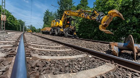 Ein Bagger steht an einer Bahnstrecke. / Foto: Christoph Schmidt/dpa