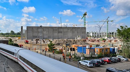 Auf der Baustelle für das neue Bahnwerk in Cottbus muss am Sonntag eine Weltkriegsbombe entschärft werden. (Archivbild) / Foto: Patrick Pleul/dpa