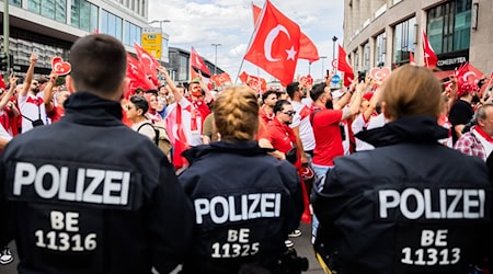 Die Polizei sichert den Fanmarsch der türkischen Fans / Foto: Christoph Soeder/dpa