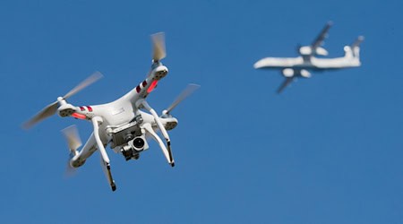 Im ersten Halbjahr 2024 zählt die Deutsche Flugsicherung bundesweit 75 Behinderungen durch Drohnen. / Foto: Julian Stratenschulte/dpa