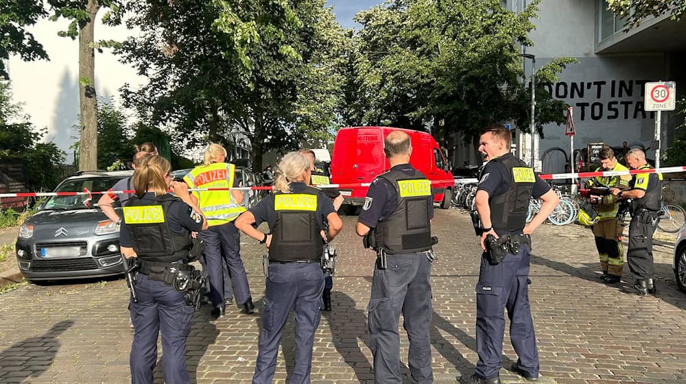 Polizisten sperren den Tatort ab - ein Mann ist in Berlin-Gesundbrunnen durch einen Messerstich in den Bauch getötet worden. / Foto: Sven Kaeuler/dpa