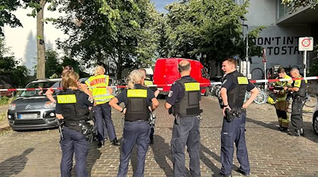 Polizisten sperren den Tatort ab - ein Mann ist in Berlin-Gesundbrunnen durch einen Messerstich in den Bauch getötet worden. / Foto: Sven Kaeuler/dpa