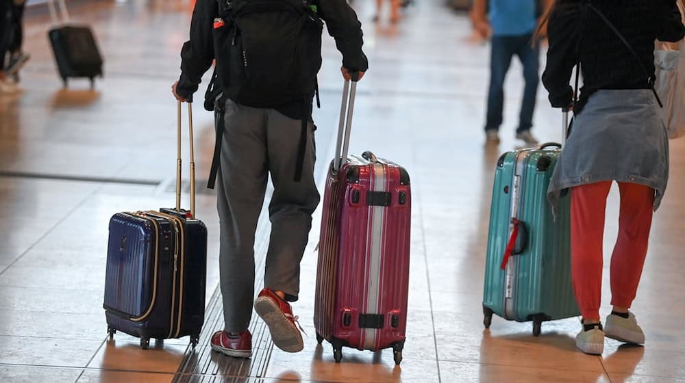 Am Freitagmorgen hoben zunächst keine Maschinen am Hauptstadtflughafen ab.  / Foto: Jens Kalaene/dpa-Zentralbild/dpa