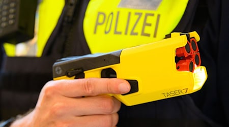 Polizisten reagieren mit einem Taser-Einsatz auf Aggressionen und Widerstand bei einem Einsatz in Fürstenwalde (Kreis Oder-Spree) (Symbolbild) / Foto: Soeren Stache/dpa-Zentralbild/dpa