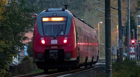 Wegen Unpünktlichkeit müssen die Bahnunternehmen in Brandenburg Vergütungen an das Land zurückzahlen.  / Foto: Soeren Stache/zb/dpa