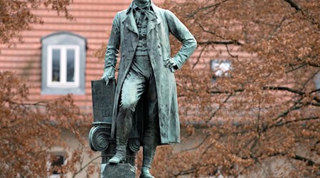 Der bedeutende Baumeister Karl Friedrich Schinkel wurde in Neurupppin geboren, wo auch sein Denkmal steht. (Archivbild) / Foto: Soeren Stache/dpa-Zentralbild/ZB