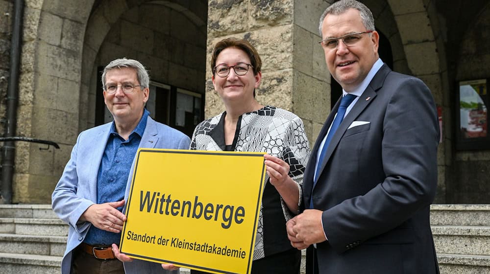 Bundesbauministerin Klara Geywitz zwischen Wittenberges Bürgermeister Oliver Hermann (l) und Rainer Genilke, Brandenburgs Minister für Infrastruktur und Landesplanung. / Foto: Jens Kalaene/dpa