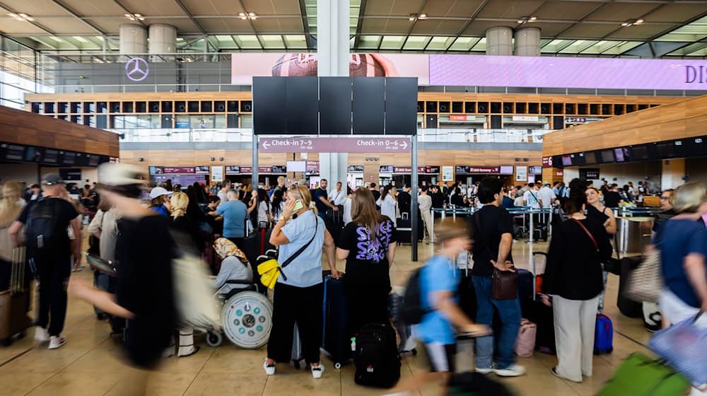 In der Haupthalle des BER bildeten sich lange Schlangen vor den Check-in Schaltern.  / Foto: Christoph Soeder/dpa