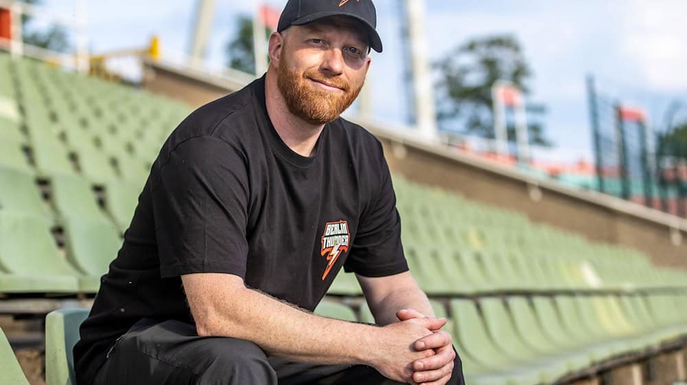 Trainer Johnny Schmuck und die Berlin Thunder verlieren gegen die Paris Musketeers.  / Foto: Andreas Gora/dpa