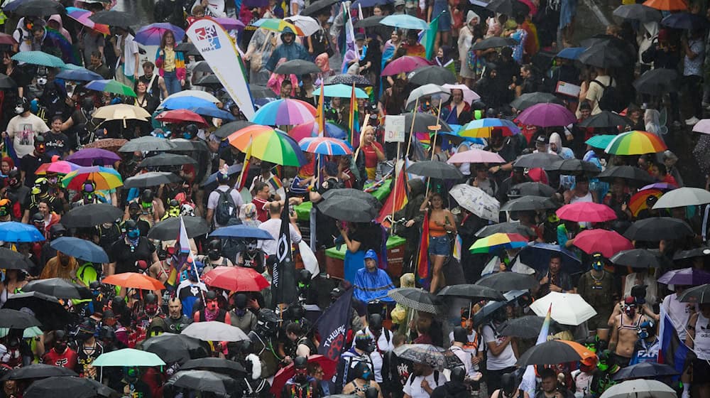 Trotz des Regens ist die Stimmung beim CSD in Berlin gut.  / Foto: Joerg Carstensen/dpa