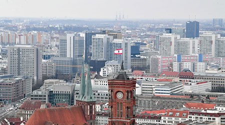 Bei der Bezirkstour des Senats soll es um Roboter und Mode gehen (Archivbild) / Foto: Jens Kalaene/dpa-Zentralbild/dpa