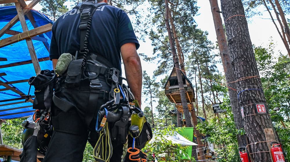 Die Polizei prüft, ob noch Aktivisten sich in den Baumhäusern des Waldcamps aufhalten. / Foto: Patrick Pleul/dpa