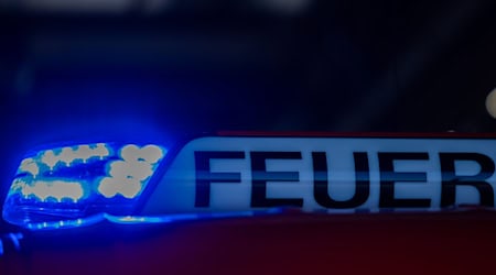 Blaulicht auf einem Feuerwehrwagen: In Berlin-Plänterwald ist ein Mehrfamilienhaus in Brand geraten. (Symbolbild) / Foto: Rolf Vennenbernd/dpa