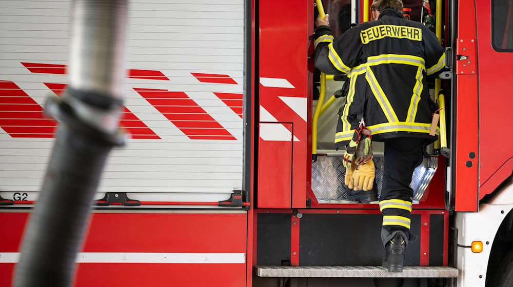 Die Feuerwehr rückte zum Brand eines leerstehenden Gebäudes in Wittenberge aus. (Symbolbild) / Foto: Sebastian Christoph Gollnow/dpa