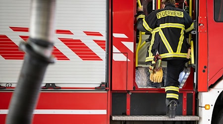 Die Feuerwehr rückte zum Brand eines leerstehenden Gebäudes in Wittenberge aus. (Symbolbild) / Foto: Sebastian Christoph Gollnow/dpa