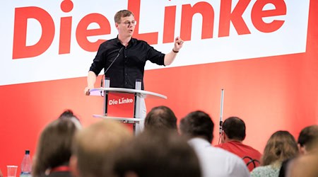 Brandenburgs Linke-Chef Sebastian Walter fordert eine Neuaufstellung der Linken im Bund. / Foto: Carsten Koall/dpa