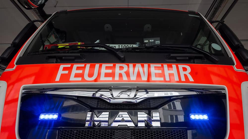 Die Feuerwehr rückte am Morgen zu zwei brennenden Autos in Mitte aus. Die Polizei vermutet Brandstiftung (Symbolbild).  / Foto: Monika Skolimowska/dpa