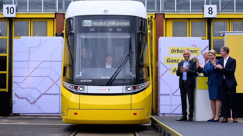Der «Urbanliner» von Alstom ist 50 Meter lang, 2,40 Meter breit und bietet Platz für 312 Passagiere. / Foto: Bernd von Jutrczenka/dpa