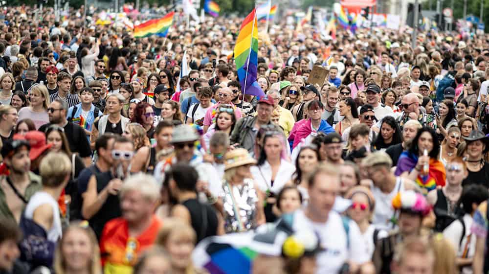 Die Organisatoren des CSD halten an ihren Forderungen nach mehr Schutz für die queere Community fest. (Archivfoto) / Foto: Fabian Sommer/dpa