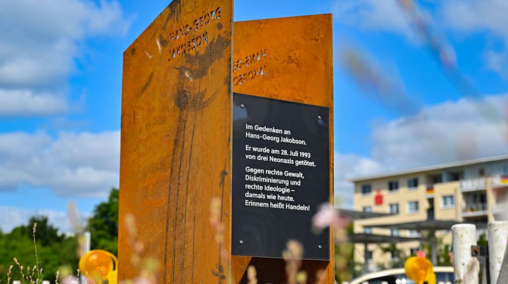 Das Denkmal in Strausberg soll an Hans-Georg Jakobson erinnern, der vor 31 Jahren durch die Hand von Neonazis starb. / Foto: Patrick Pleul/dpa