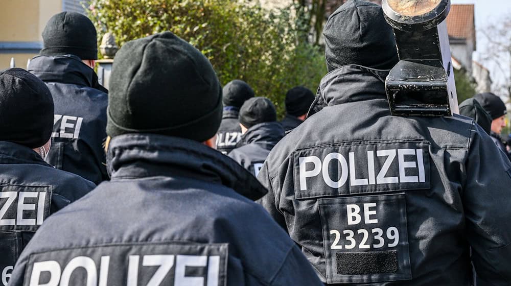 Immer wieder rückt die Polizei im Zusammenhang mit dem Clan-Milieu aus   / Foto: Jens Kalaene/dpa