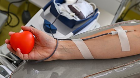 Eine Blutspende dauert in der Regel nicht länger als 45 Minuten. (Symbolbild) / Foto: Patrick Pleul/dpa/ZB