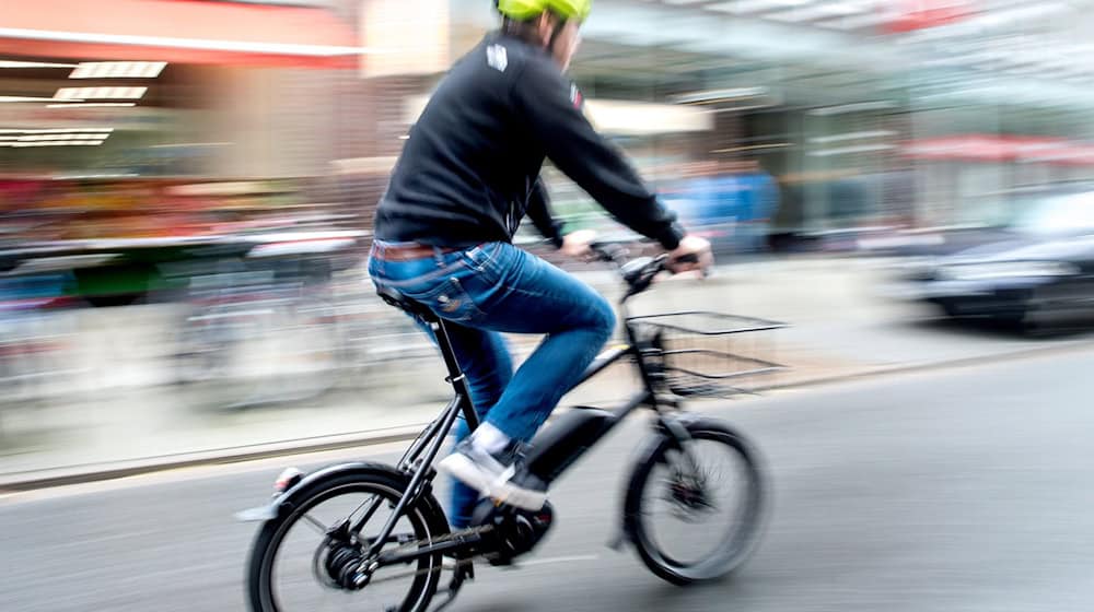 Ein 74-Jähriger erlitt bei einem Unfall mit einem E-Bike so schwere Verletzungen, dass er später starb (Symbolfoto). / Foto: Hauke-Christian Dittrich/dpa