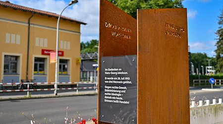 Ein neues Denkmal erinnert in Strausberg an die Todesopfer rechter Gewalt -  und an Hans-Georg Jakobson. Er wurde 1993 in Strausberg aus einer S-Bahn gestoßen. / Foto: Patrick Pleul/dpa