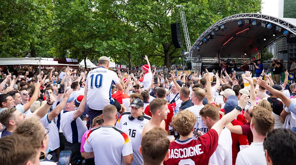 Die englischen Fans feierten überwiegend friedlich. / Foto: Christophe Gateau/dpa