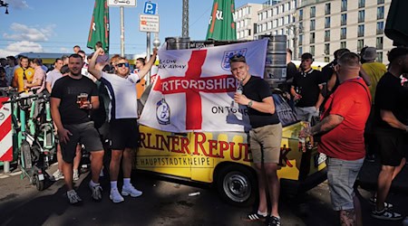 Englische Fans besuchten am Samstag bereits zahlreiche Pubs in Berlin. / Foto: Ben Birchall/PA Wire/dpa