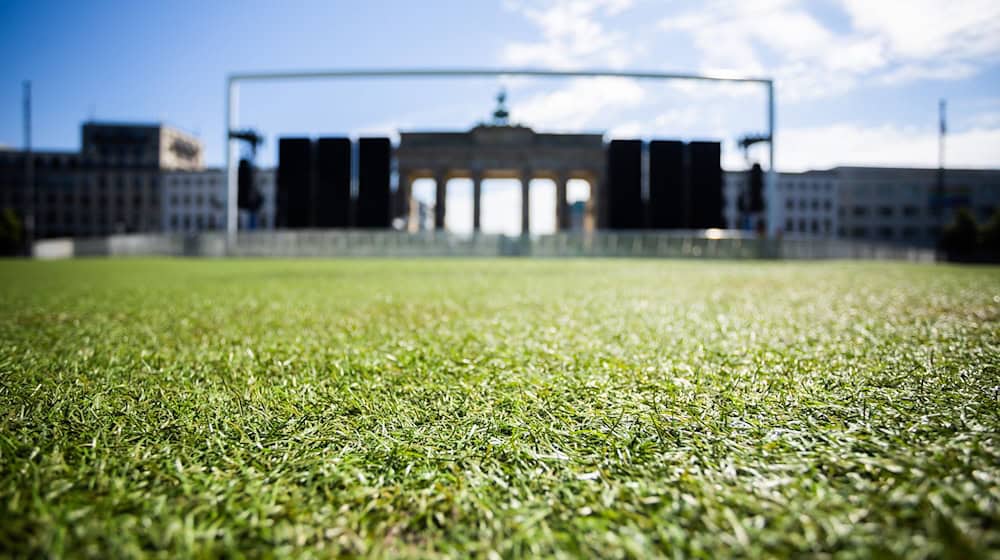 Am Brandenburger Tor wird die Fanmeile nun wieder abgebaut.  / Foto: Christoph Soeder/dpa