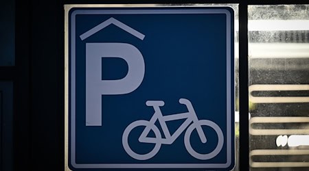 Fahrradparkhäuser sollen in Brandenburg künftig stärker gefördert werden. (Archivbild) / Foto: Soeren Stache/dpa