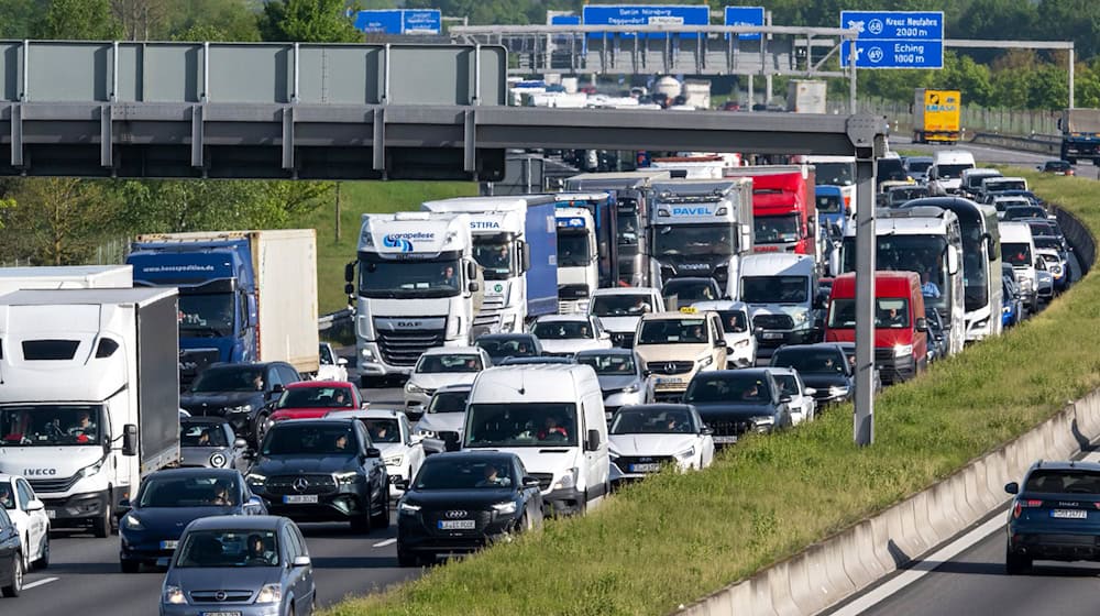 Unter anderem auf der A8 in Richtung Salzburg müssen Autofahrer mit Wartezeiten rechnen. (Archivfoto) / Foto: Peter Kneffel/dpa