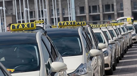 Seit Anfang Juni gibt es in Berlin auch für Taxifahrten Festpreise - und die erste Bilanz fällt positiv aus. (Archivfoto) / Foto: Paul Zinken/dpa