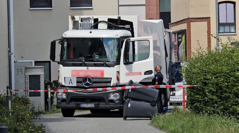 Eine Frau ist in Brandenburg an der Havel von einem Müllauto überrollt worden und gestorben / Foto: Cevin Dettlaff/dpa