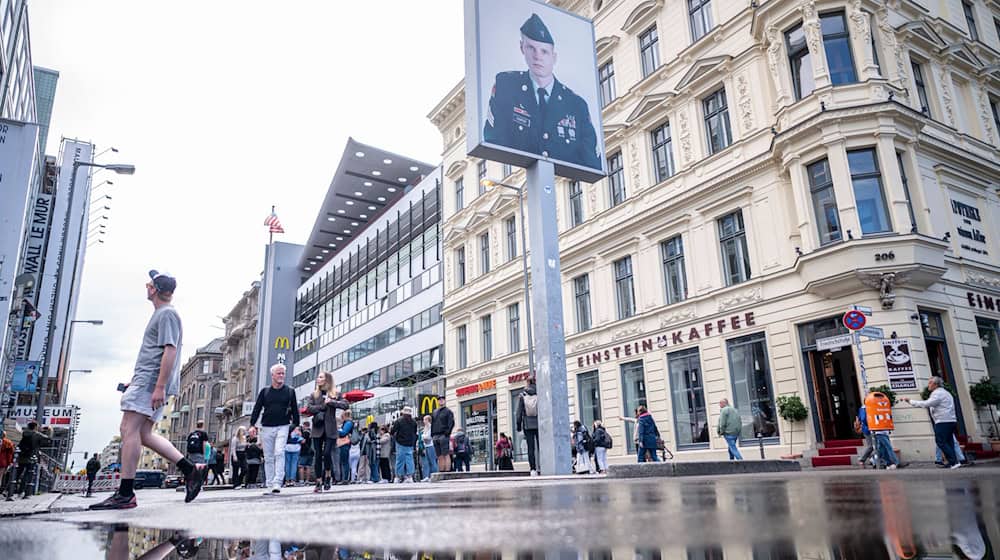 An der Strandbar «Charlie's Beach» am Checkpoint Charlie startet am Donnerstag ein Open-Air-Kino. / Foto: Fabian Sommer/dpa