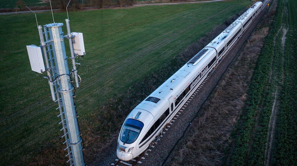 Auch an Schnellzugsstrecken der Bahn klaffen mitunter noch Funnklöcher. In der Seenplatte soll ein großes nun bald geschlossen werden. / Foto: Jens Büttner/dpa