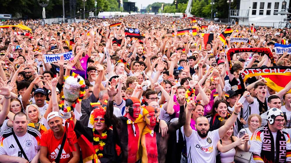  Deutschland-Fans jubeln in der Fanzone am Brandenburger Tor. / Foto: Christoph Soeder/dpa