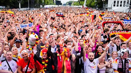  Deutschland-Fans jubeln in der Fanzone am Brandenburger Tor. / Foto: Christoph Soeder/dpa