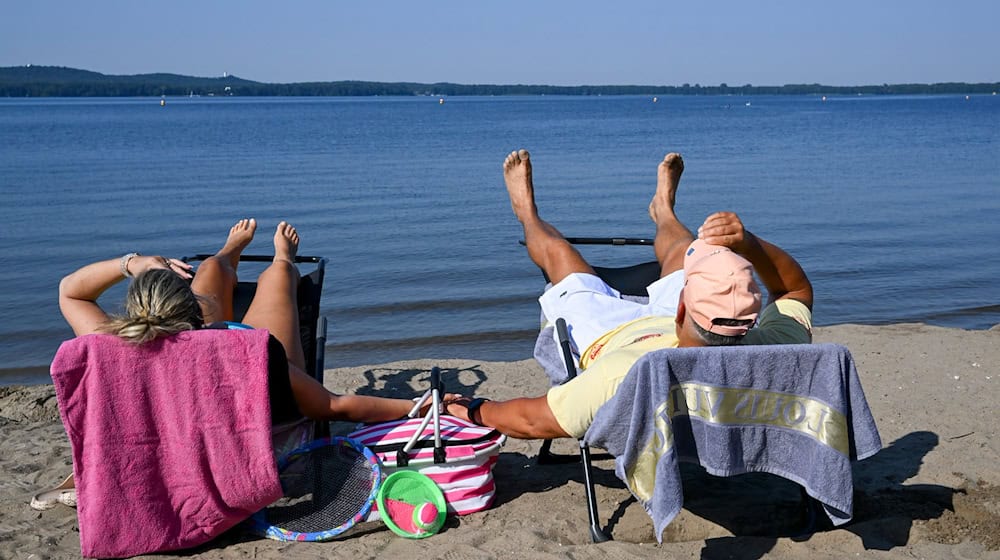 Hochsommerliche Temperaturen locken die Berliner und Brandenburger ans Wasser. / Foto: Jens Kalaene/dpa