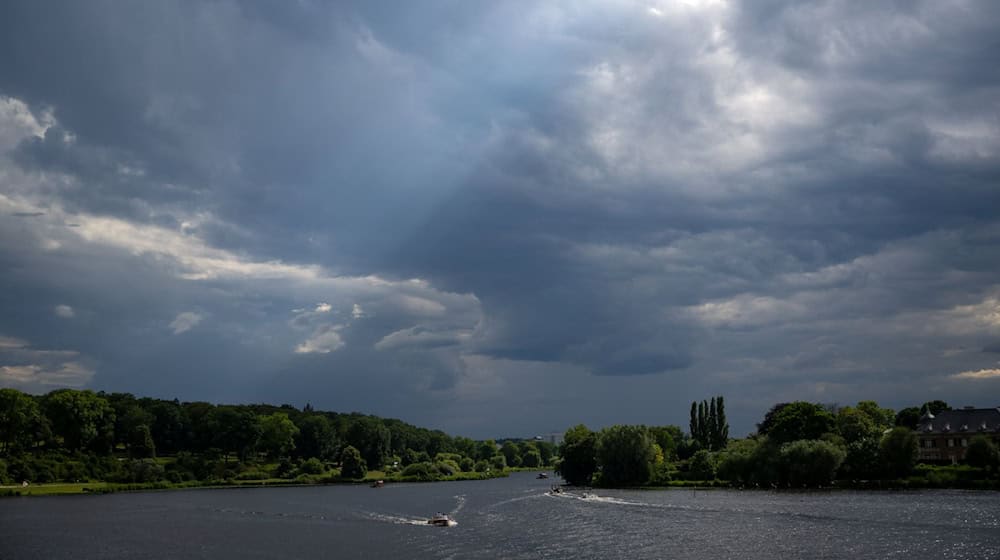 Die Feuerwehren mussten wegen Gewitter zu hunderten Einsätzen ausrücken. / Foto: Monika Skolimowska/dpa