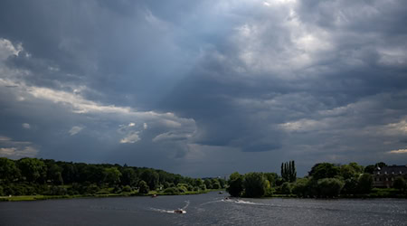 Die Feuerwehren mussten wegen Gewitter zu hunderten Einsätzen ausrücken. / Foto: Monika Skolimowska/dpa